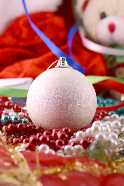 Bolas de Natal, decoração do ano novo, ursinho de pelúcia — Fotografia de Stock