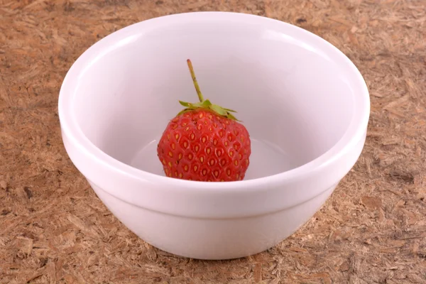 Frische reife Erdbeeren auf einem hölzernen Hintergrund — Stockfoto