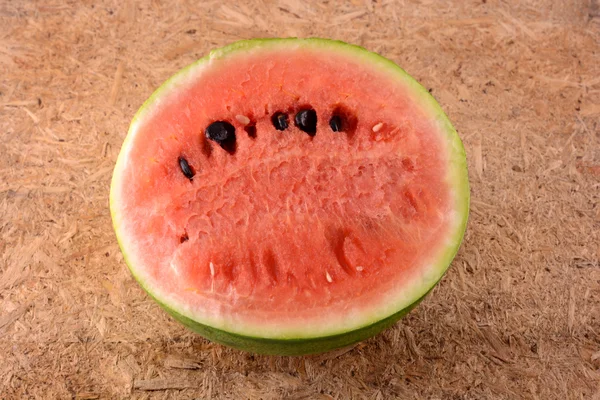 Fruta fresca melancia no fundo de madeira — Fotografia de Stock