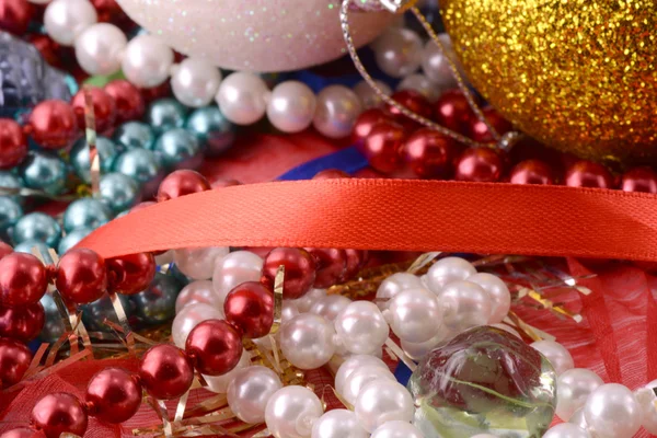 Cadena de perlas sobre fondo rojo — Foto de Stock