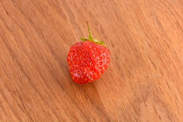 El primer plano de la fresa pequeña sobre la madera — Foto de Stock