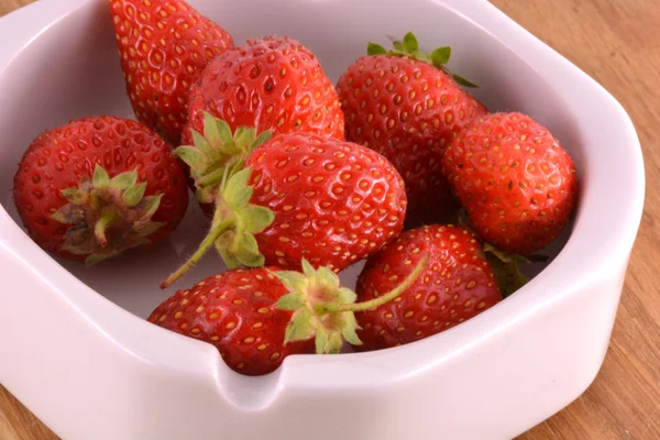 Frische reife Erdbeeren auf einem hölzernen Hintergrund — Stockfoto