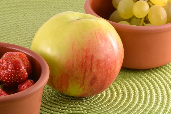 Frutas frescas. fresa, manzana, uva — Foto de Stock