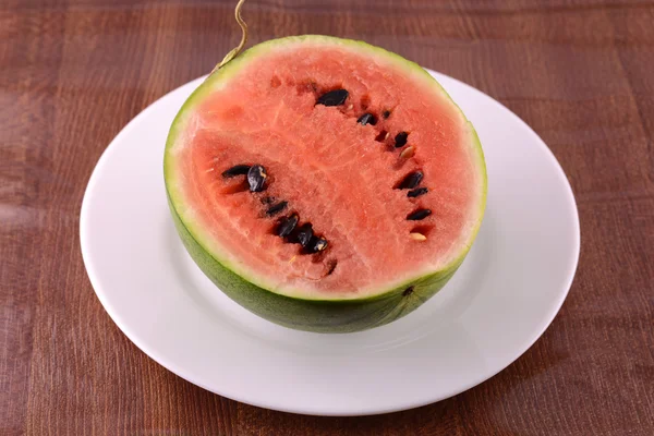 Färsk vattenmelon frukt på trä bakgrund — Stockfoto