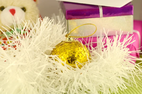 Рождественский красный подарок с желтыми шариками, новогодняя открытка — стоковое фото