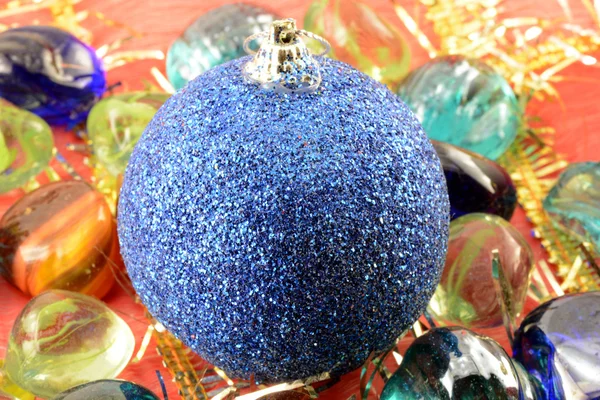 Boules de nouvel an bleu (Noël) avec pierres serties, carte d'invitation de vacances — Photo