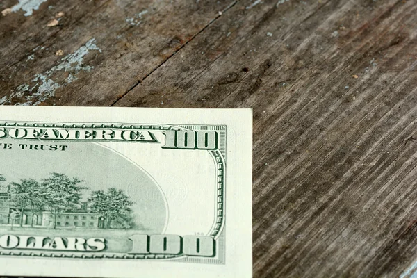 Primer plano de billetes de 100 dólares sobre fondo de madera —  Fotos de Stock