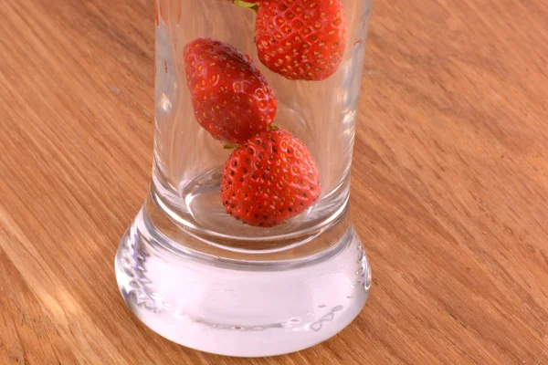 Frische Erdbeerfrüchte in einer Glasschale — Stockfoto