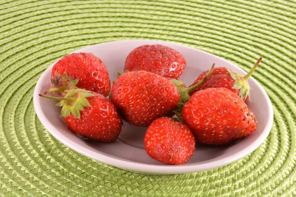 Frische Erdbeeren auf weißem Teller — Stockfoto