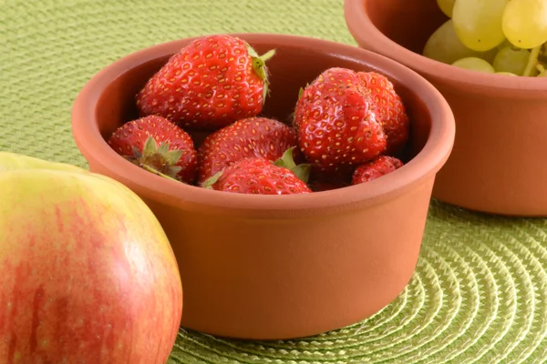 Frutas frescas. morango, maçã, uva — Fotografia de Stock