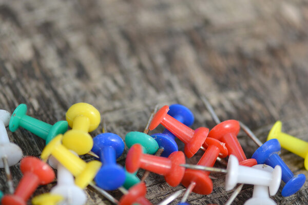 Набор старых штифтов на деревянном фоне
