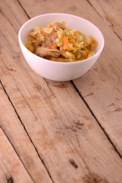 Cocina china - arroz frito con carne sobre fondo de madera — Foto de Stock