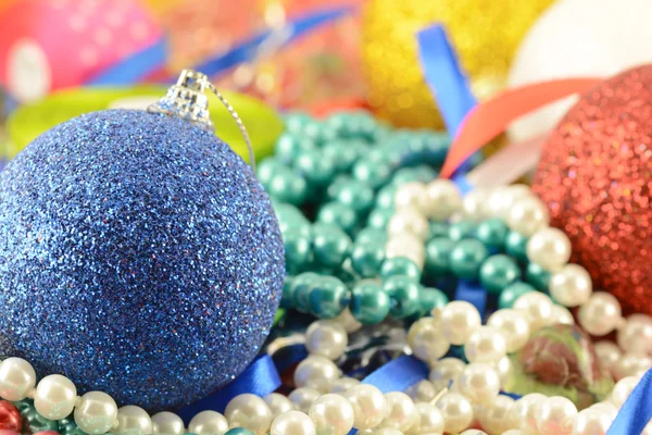 Palline di Natale blu e rosso con diamanti incastonati, decorazione di Capodanno — Foto Stock