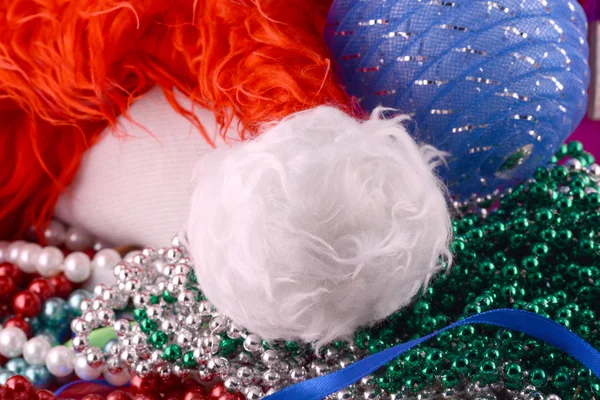 Santa hat, niebieskie kulki, kartki świąteczne, z bliska, — Zdjęcie stockowe