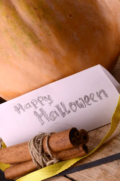 Kürbis auf Holztisch, fröhliches Halloween-Konzept — Stockfoto