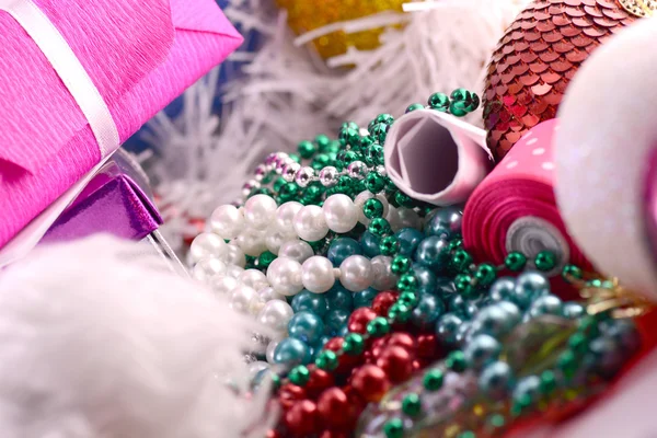 Decoração de Natal com diamantes e fita vermelha, caixa de presente de ano novo vermelho — Fotografia de Stock