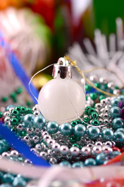 Boules de Noël blanches, décoration du nouvel an, gros plan — Photo