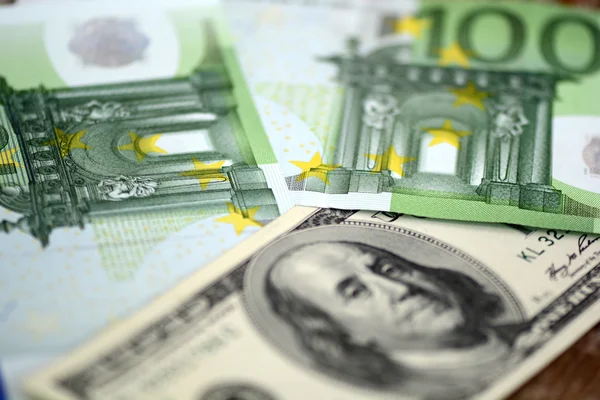 Verpakkingen van dollars en euro geld — Stockfoto