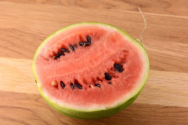 Vattenmelon på träbord — Stockfoto