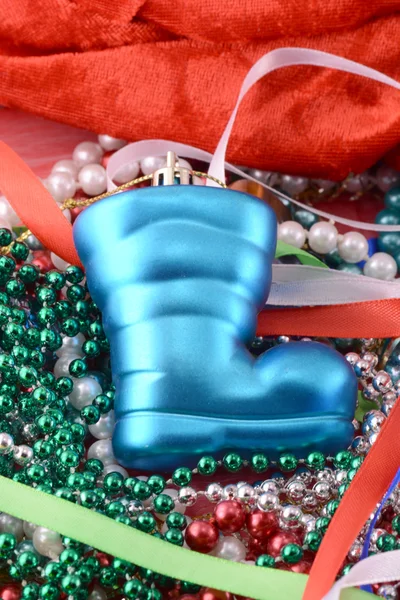 Botas de Santa Claus con decoraciones navideñas —  Fotos de Stock