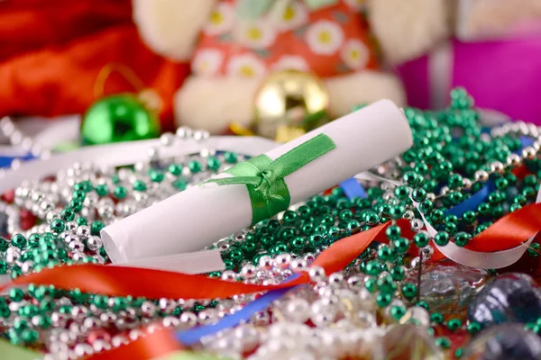 Christmas ornament med pärlor och vitt papper, nyårskort — Stockfoto