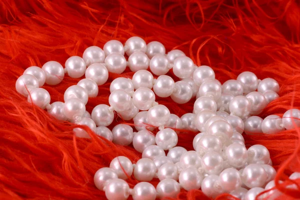 Pearl necklace on luxury red fir background — Stock Photo, Image