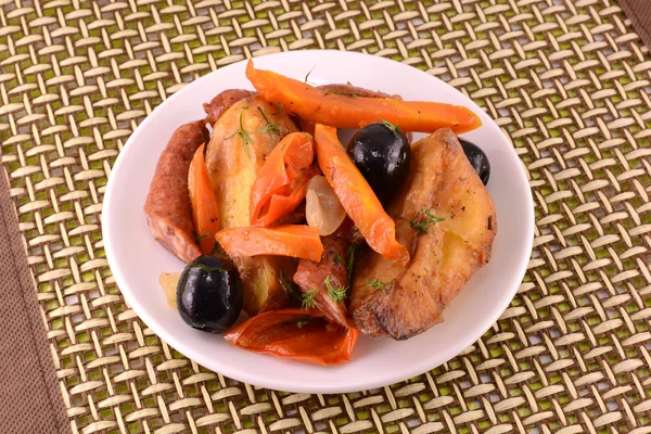 Salat mit Wurst, Käse, Karotten, auf weißem Teller — Stockfoto