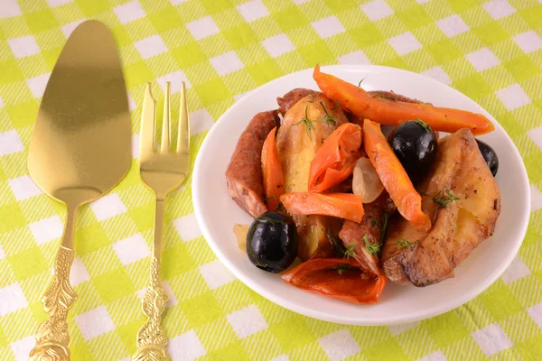 Salada fresca com azeitonas salsicha cenoura — Fotografia de Stock