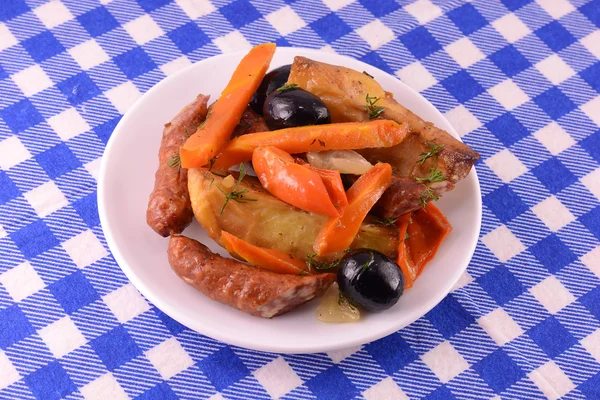 Ensalada fresca con aceitunas salchicha zanahoria — Foto de Stock