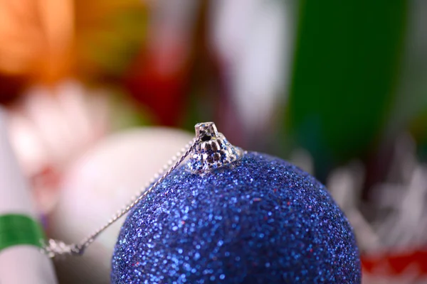 Bolas de Navidad, decoración de año nuevo con botella de champán —  Fotos de Stock