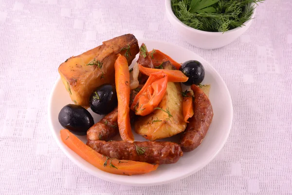 Frischer, schmackhafter Salat mit Karotten und grünem Salatblatt — Stockfoto