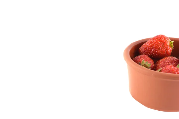 Garten-Erdbeeren im Holzteller isoliert auf weiß — Stockfoto