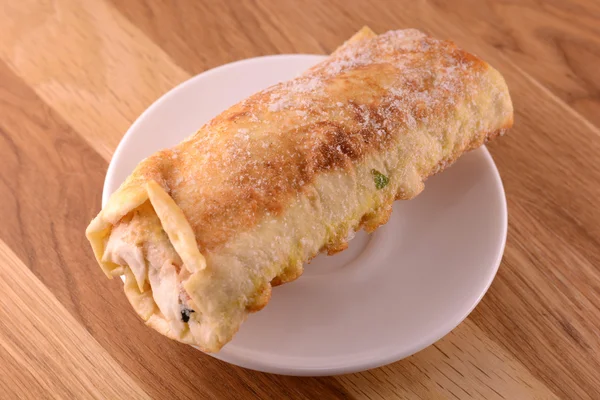 Burritos wraps med kött bönor och grönsaker trä ombord — Stockfoto