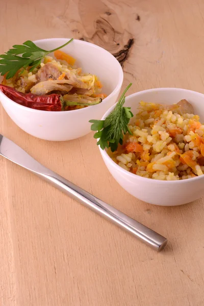 Cocina china - arroz frito con carne sobre fondo de madera — Foto de Stock