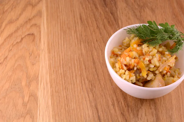 Cocina china - arroz frito con carne sobre fondo de madera — Foto de Stock