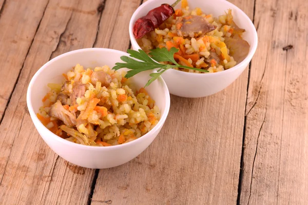 Arroz chino en un tazón sobre una mesa de madera — Foto de Stock