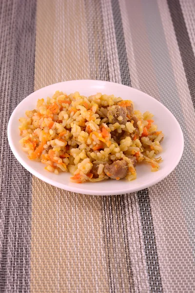 Китайская кухня - Жареный рис с овощами и мясом — стоковое фото