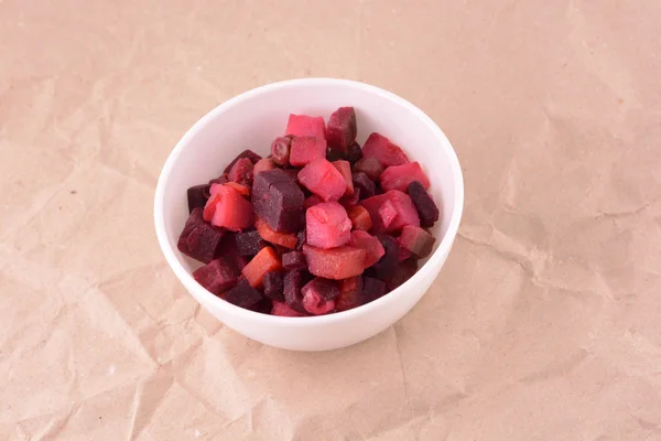 Salade de betteraves Vinaigrette dans une assiette blanche — Photo