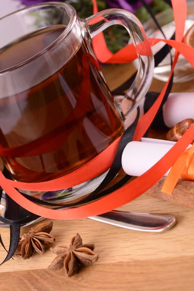 Hot tea with lemon and cinnamon on wooden backgroubd — Stock Photo, Image