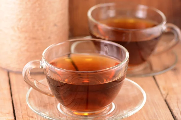 Чашка чая на деревянном фоне — стоковое фото