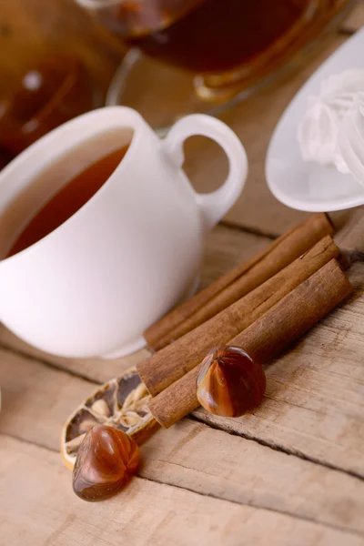 Té caliente con limón y canela sobre fondo de madera —  Fotos de Stock