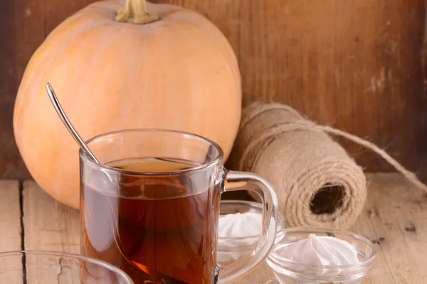 木桌上杯茶，秋天叶子与南瓜 — 图库照片
