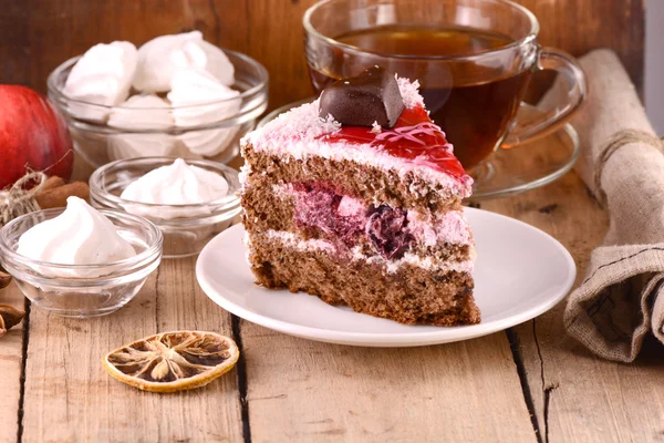 Pastel de chocolate con taza de té y merengues —  Fotos de Stock