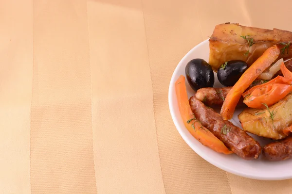 Saucisse grillée avec salade fraîche sur fond bois — Photo