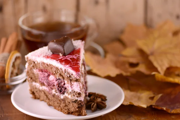 一杯の熱いお茶、sweete ケーキと秋の紅葉 — ストック写真