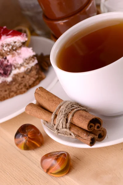 Skořicové koláče a čaj s sladký čokoládový dort — Stock fotografie