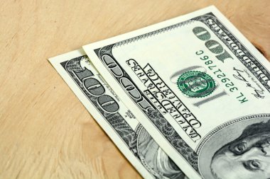 ahşap zemin üzerinde 100 dolarlık banknotlar Close-Up