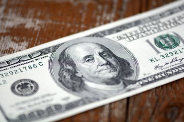 yüzlerce dolar eski ahşap tahta üzerinde