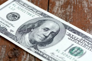 yüzlerce dolar eski ahşap tahta üzerinde