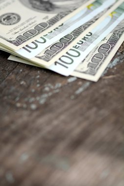 İki önemli para birimi - ABD Doları ve Euro